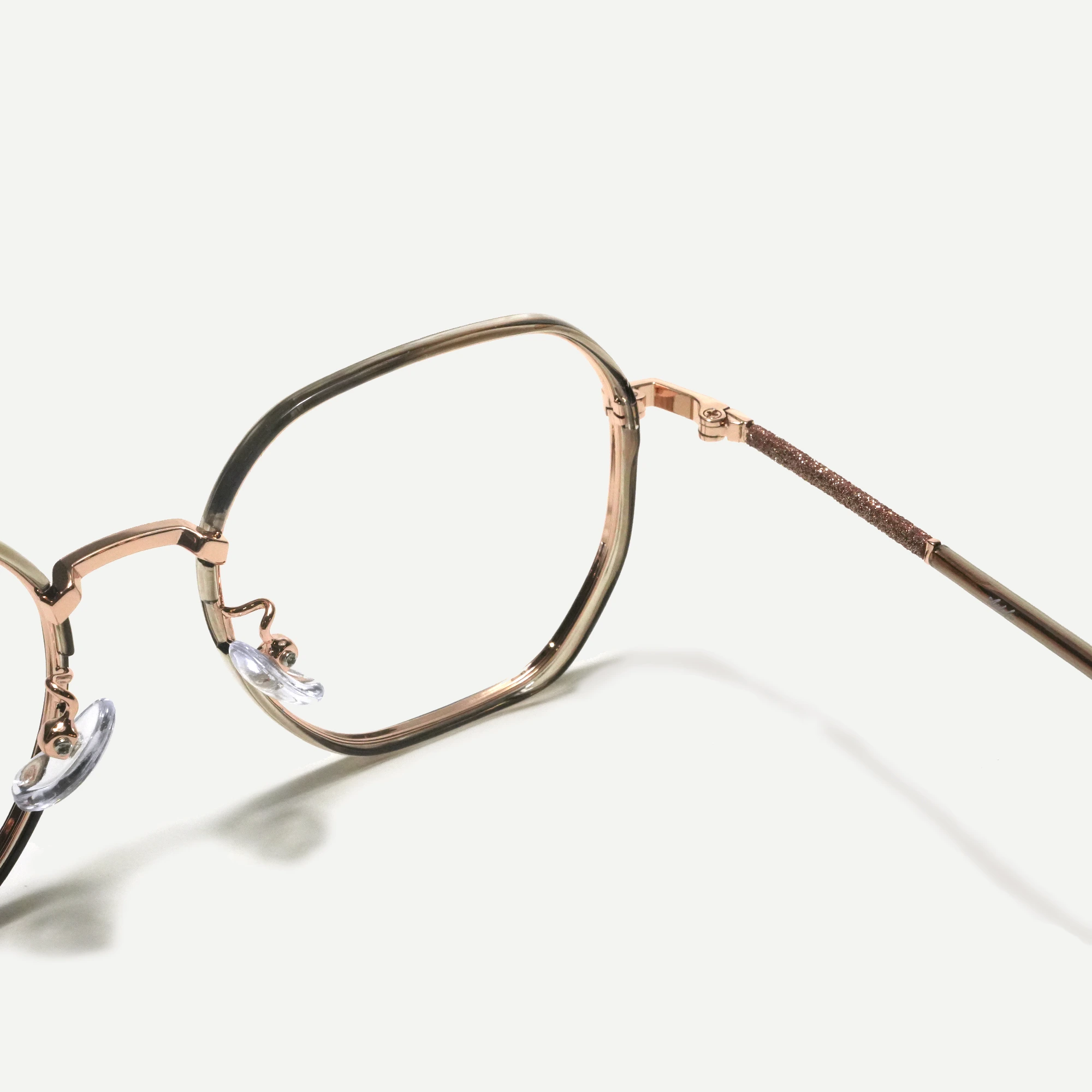 OPTIK21_0154_M2877_GRIS_DORADO_ZOOM