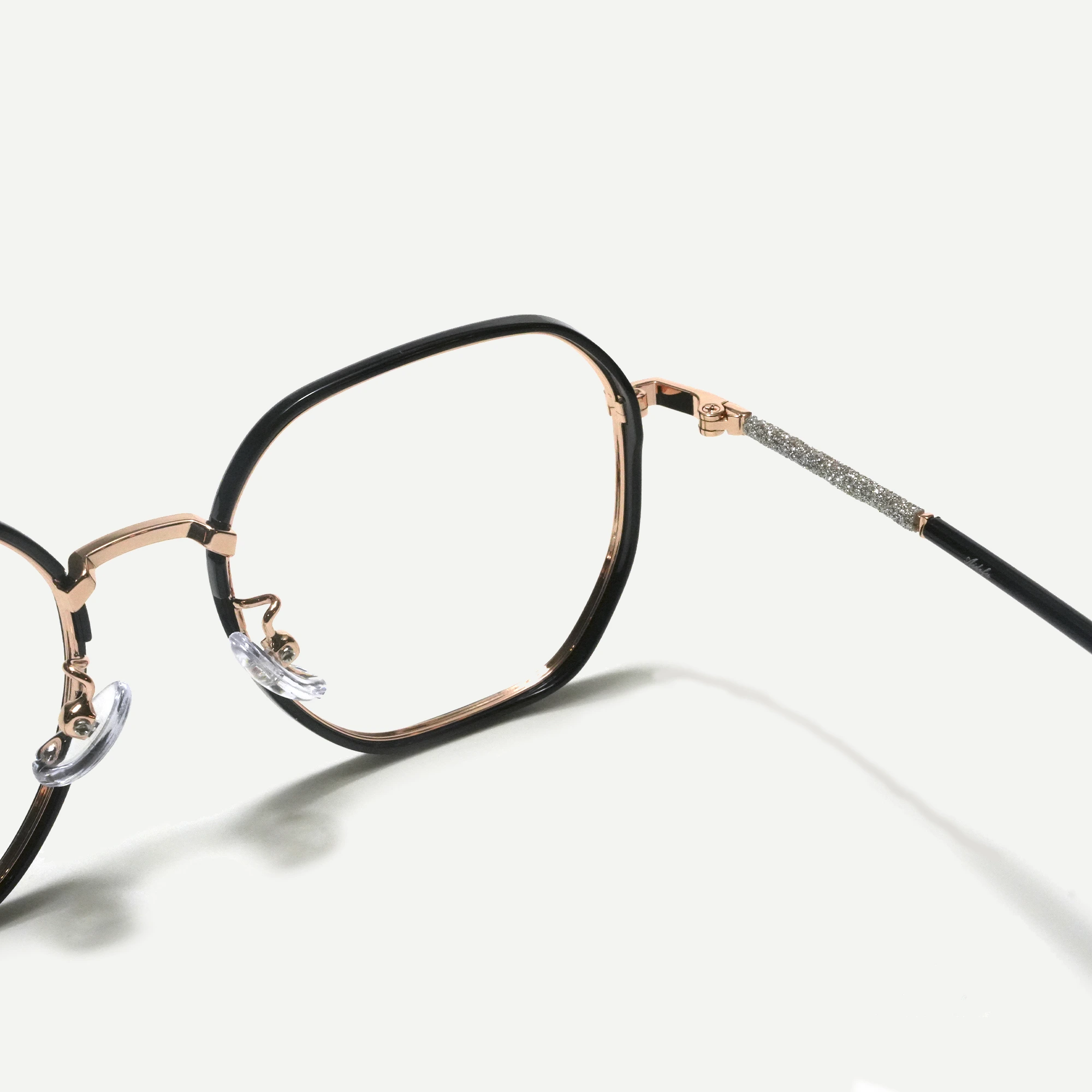 OPTIK21_0158_M2877_NEGRO_DORADO_ZOOM